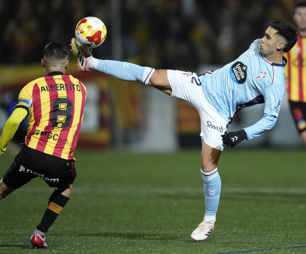 Hugo Sotelo controla una pelota ante Albertito en el duelo copero contra el Sant Andreu. | ENRIC FONTCUBERTA