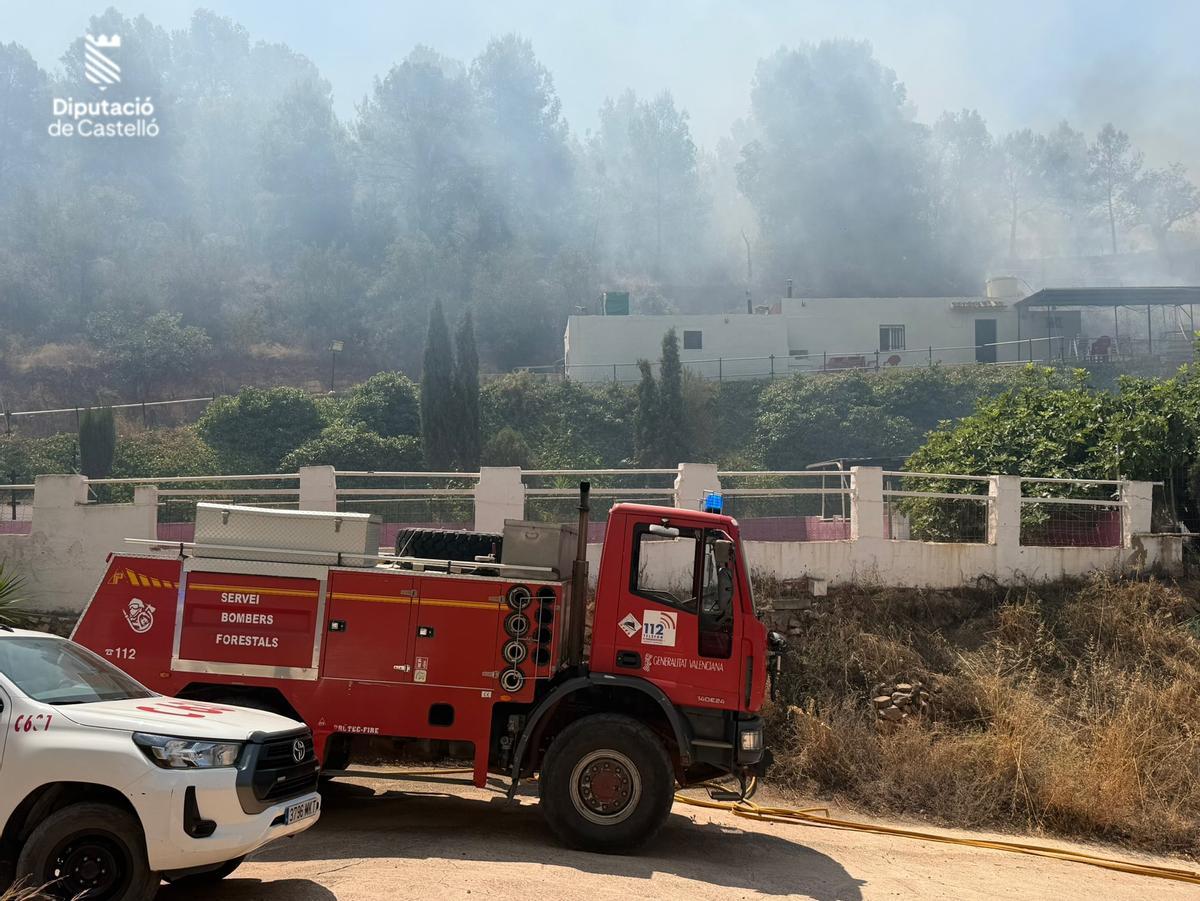 Imágenes del incendio en La Vall d'Uixò: los bomberos no logran controlar el fuego