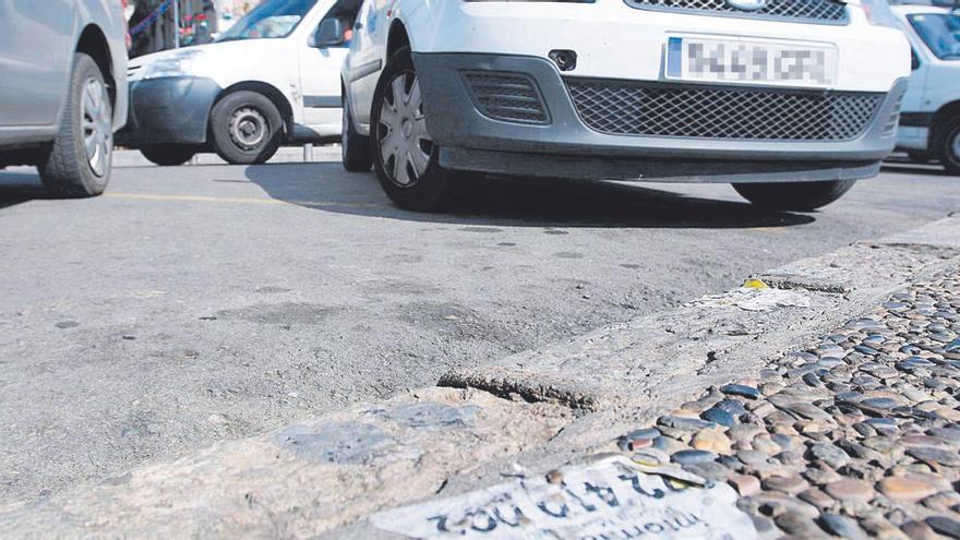 Un avís de la policia que ha retirat un cotxe en una zona de càrrega i descàrrega