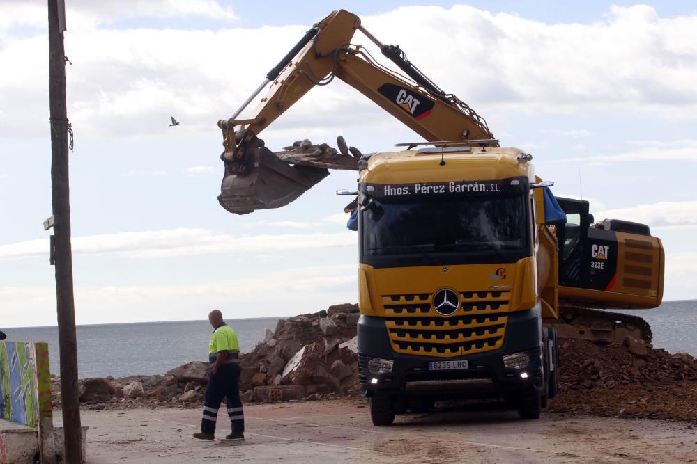 Trabajo de demolición de las antiguas pistas de tenis e instalaciones sin uso de los Baños del Carmen.