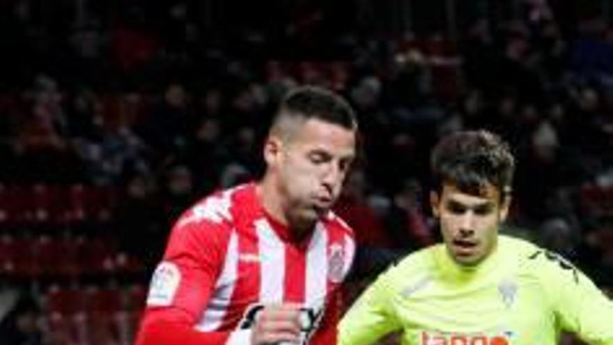 Aday Benítez controla la pilota durant un Girona-Còrdova.