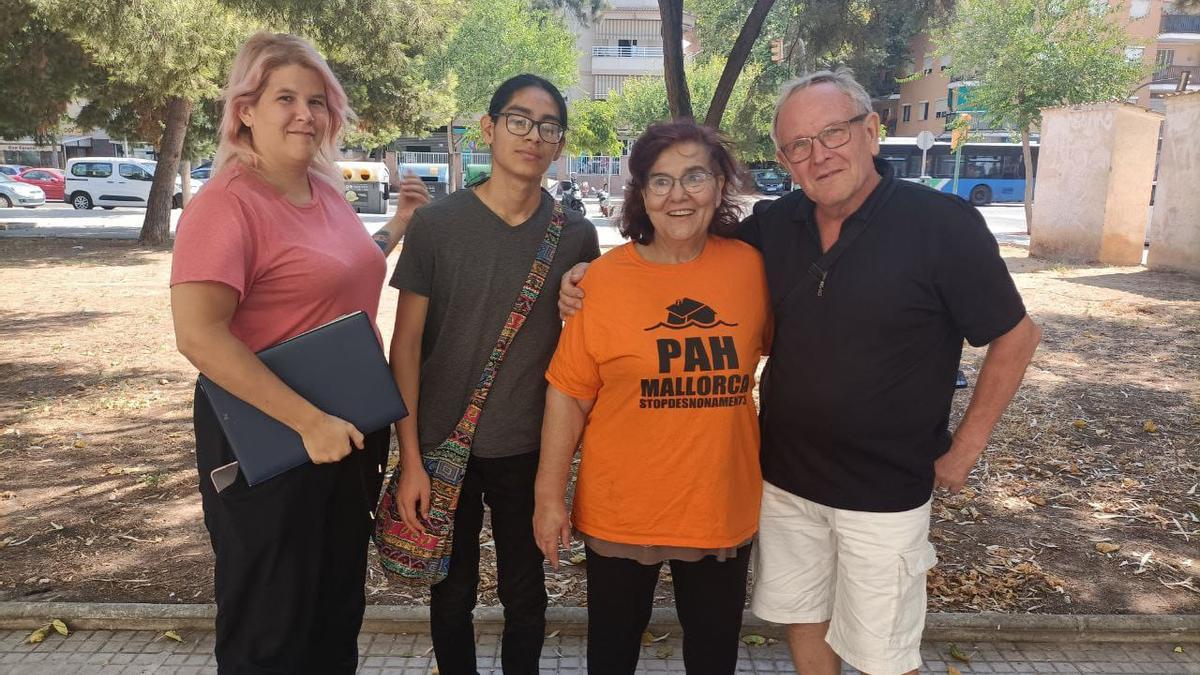 Àngela Pons, con la camiseta naranja, junto a usuarios y colaboradores de la PAH Mallorca.