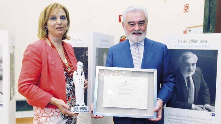 Pilar Falcón entrega el premio a Darío Villanueva.