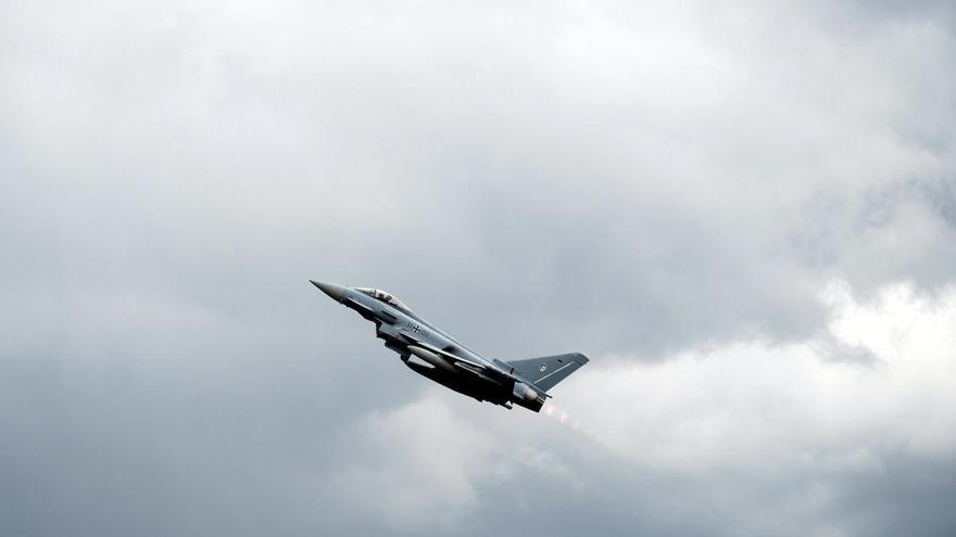 Un caza de la OTAN derriba un dron sobre Letonia que obliga a mandar alertas a los móviles en el país báltico