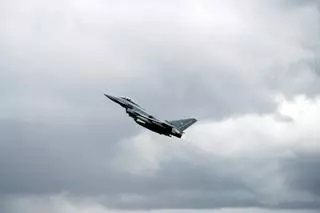 Un caza de la OTAN derriba un dron sobre Letonia que obliga a mandar alertas a los móviles en el país báltico