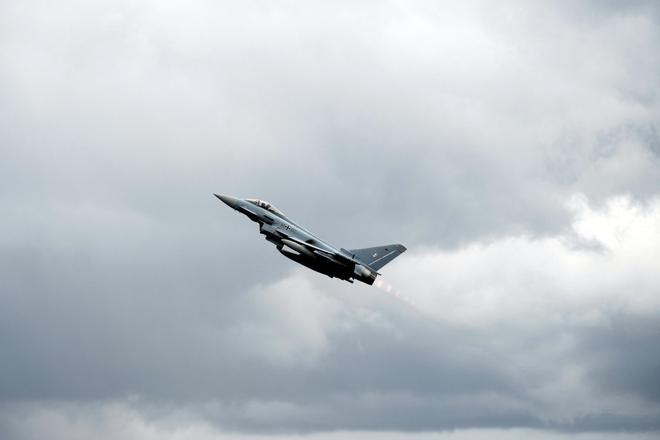 Un caza de la OTAN derriba un dron sobre Letonia que obliga a mandar alertas a los móviles en el país báltico