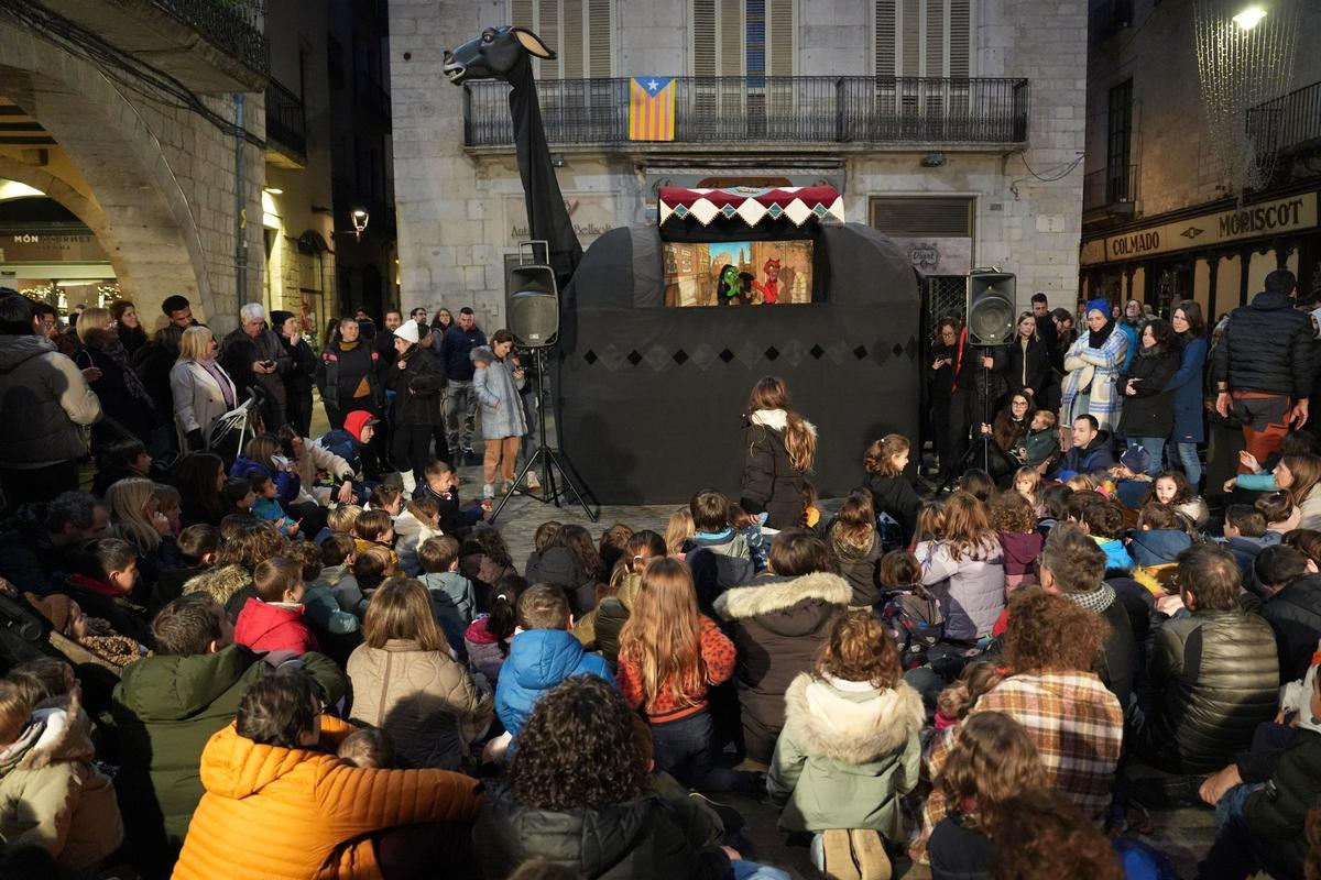 Famílies gaudint de les titelles de la panxa de la Mula Baba on s'hi pot veure la bruixa i el dimoni.