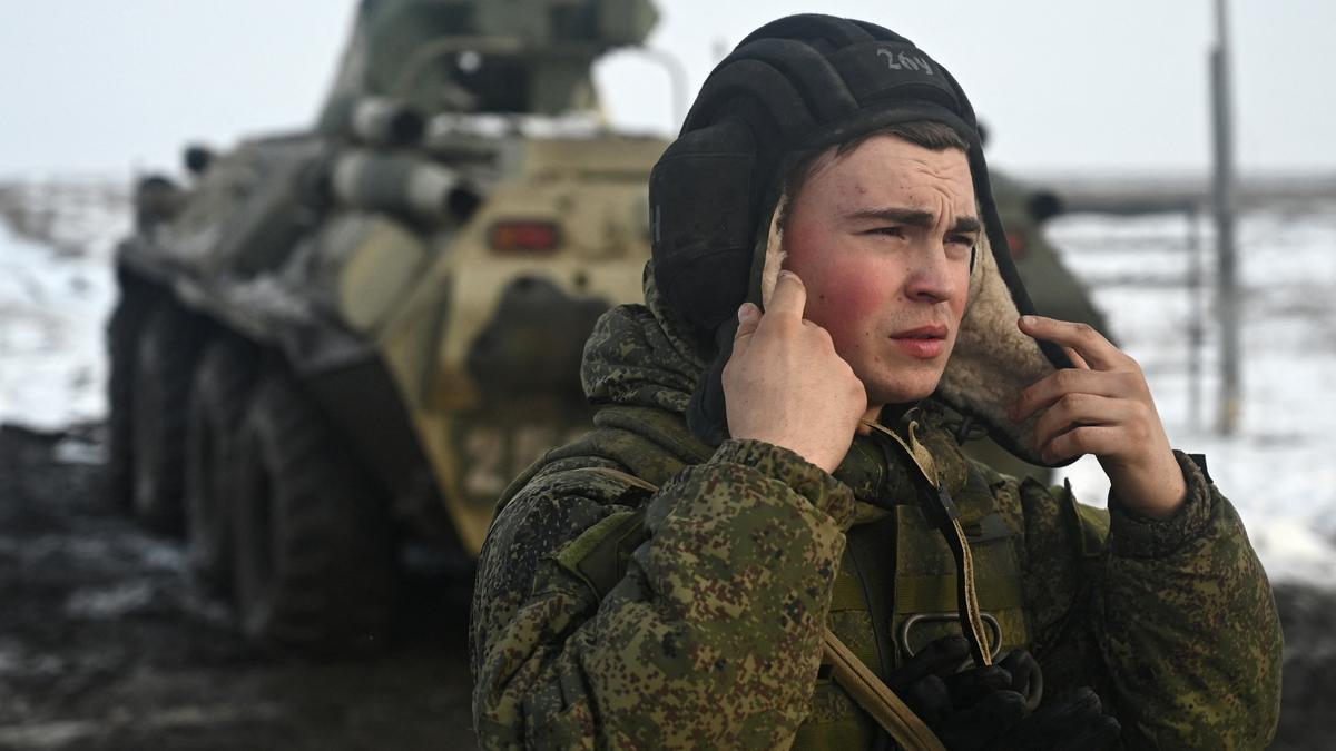 Un miembro del ejército ruso participa en ejercicios en el sur de la región de Rostov (Rusia).