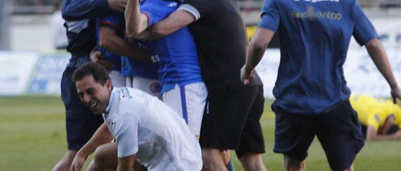 Erice, abrazado al segundo entrenador, Carlos María Rodríguez, celebra el ascenso en Cádiz.