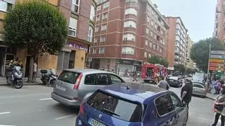 Despliegue de bomberos en la avenida Manuel Llaneza de Gijón por un incendio en un bar