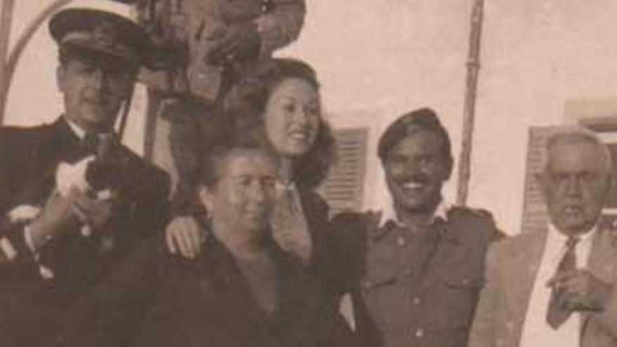 José Gradaille (a la izquierda de la imagen, con gorra y uniforme) junto a otras personas en el faro de la Mola.