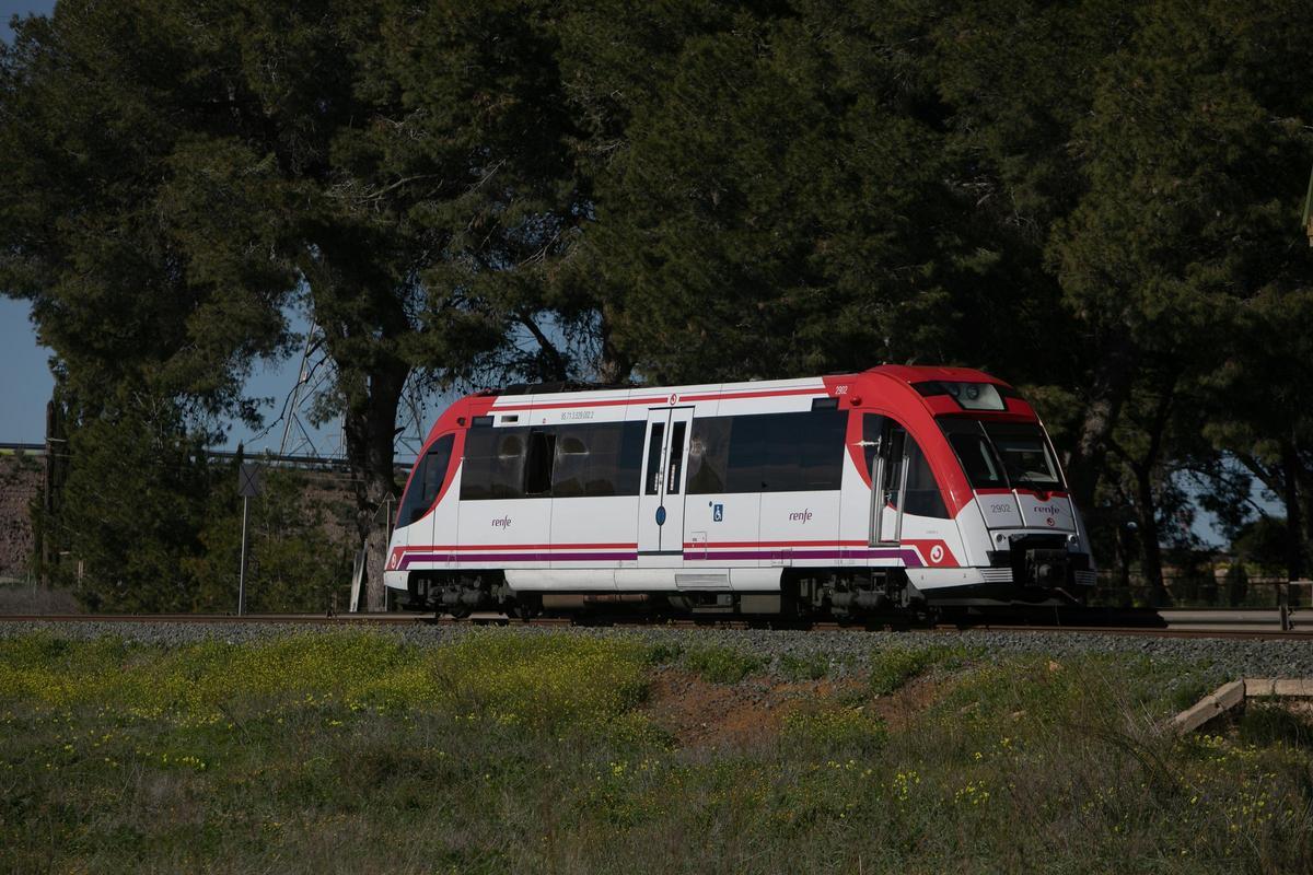 Las imágenes del tren accidentado en Cartagena tras el choque con una grúa