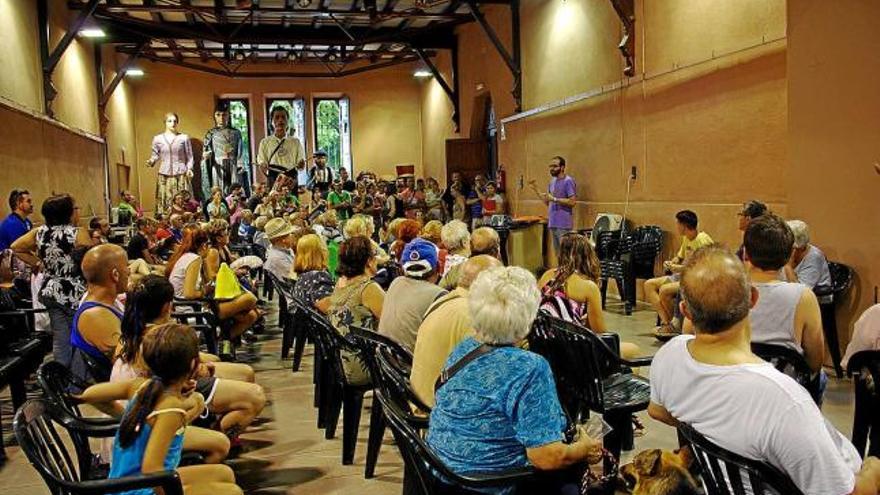 Reunió informativa dels desallotjats a l&#039;interior de Can Casas a càrrec de l&#039;alcalde del Bruc, Enric Canela