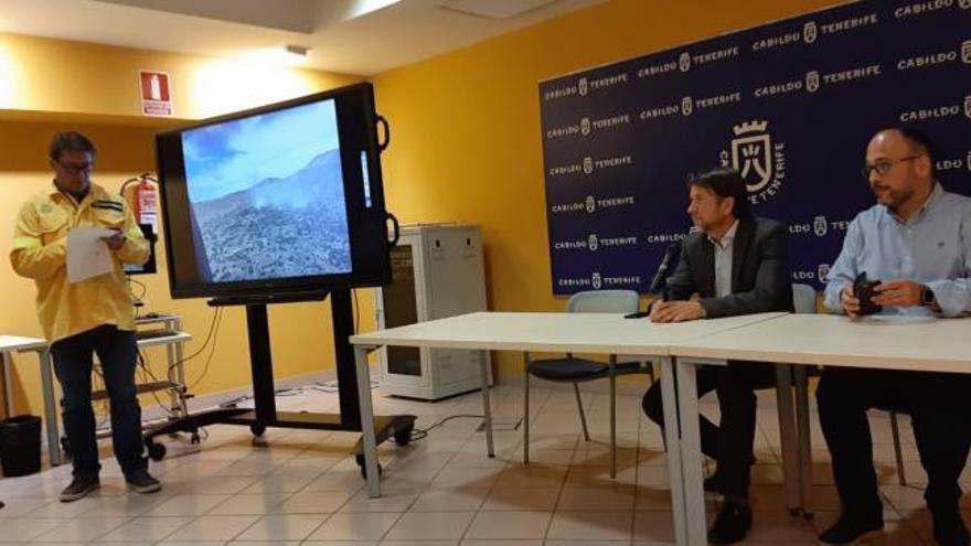 Primera rueda de prensa por el fuego en el Teide