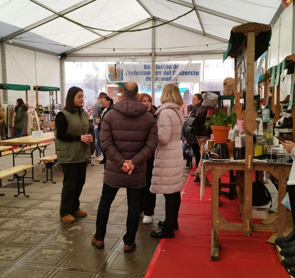 Asistentes a la feria de Arriondas, ayer, en la plaza García Dory. | J. Q.