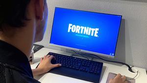 Un adolescente juega a Fortnite en el cuarto de su casa.
