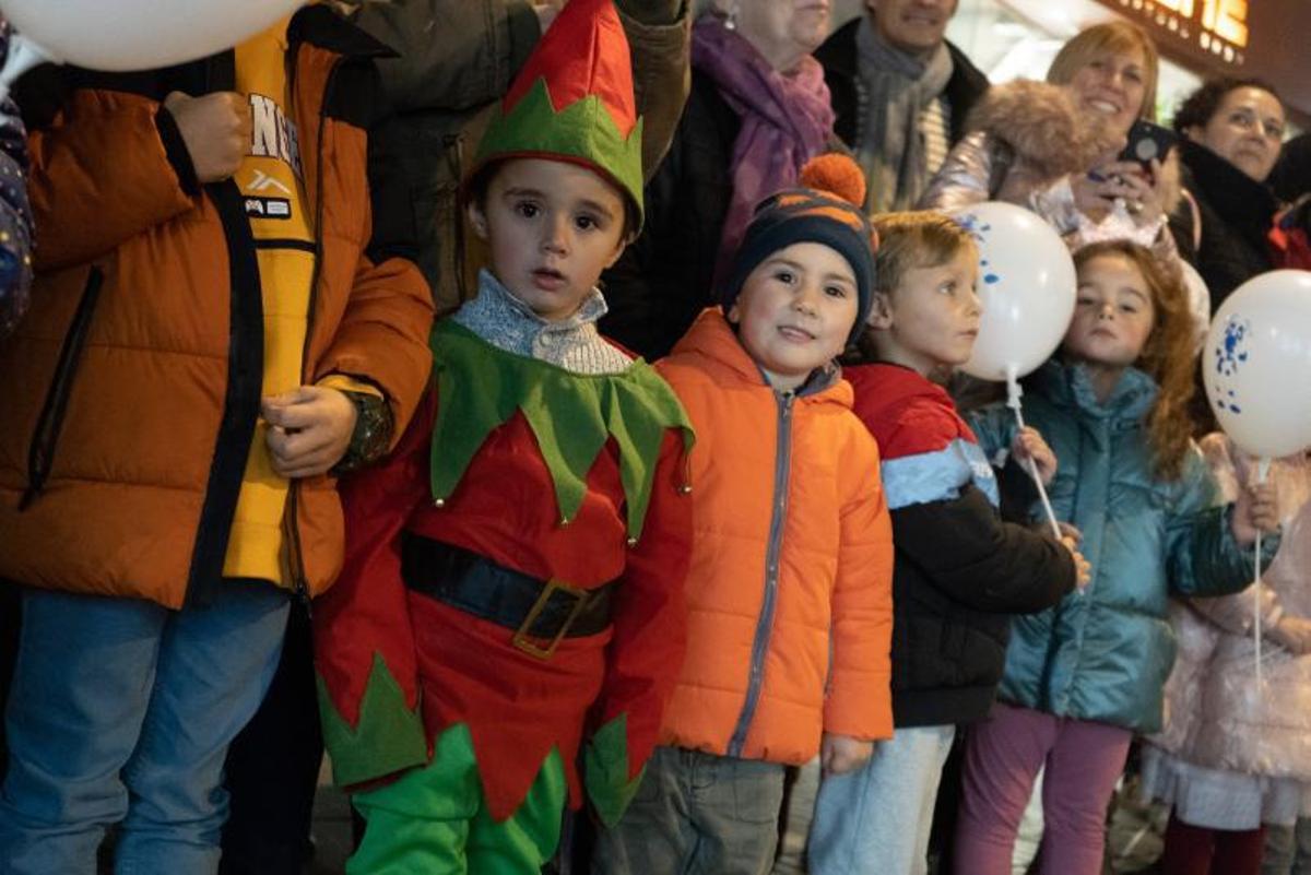 Bella saludó a los niños zamoranos desde su carroza. | Jose Luis Fernández