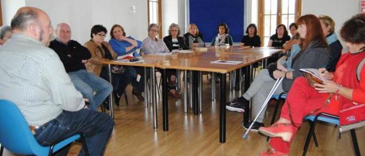 Fernando Menéndez -izquierda- con los asistentes al taller en la Casa de Cultura de Lugo.