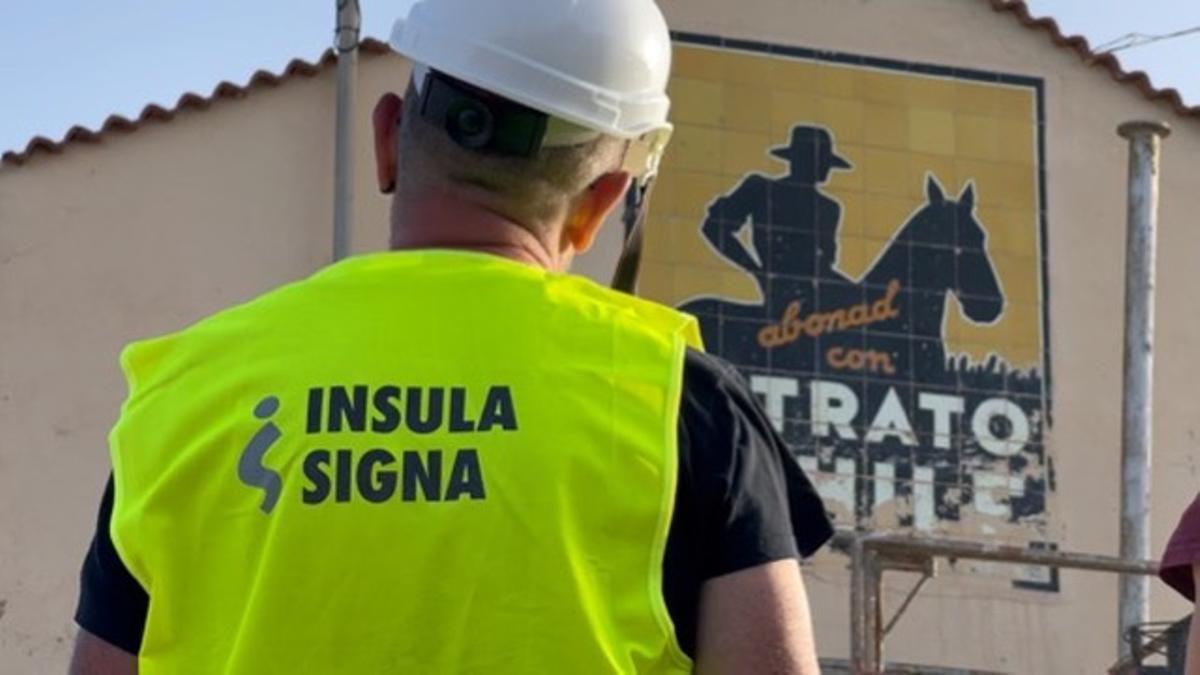 Recuperación del primer cartel de mosaico de nitratos de Chile en Agüimes