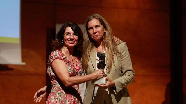 Cristina Martín entrega a Marisina Marí el premio. | T.E.