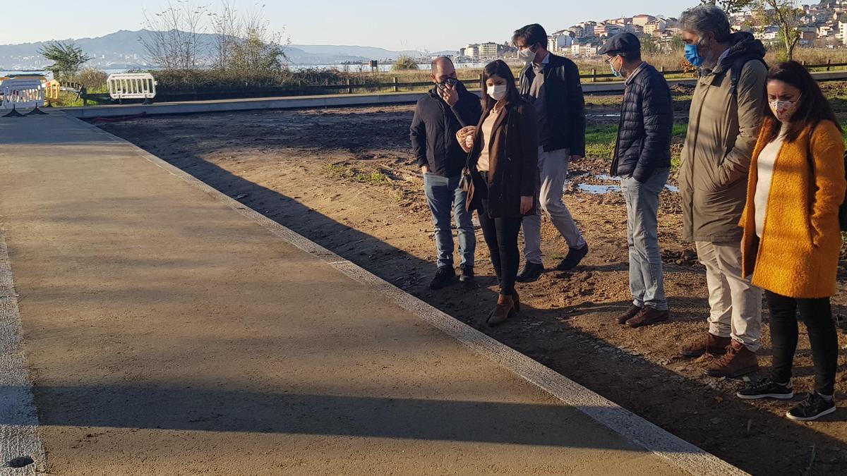 Representantes del gobierno local, esta mañana, comprobando el nuevo piso de la senda. / F.G.S.