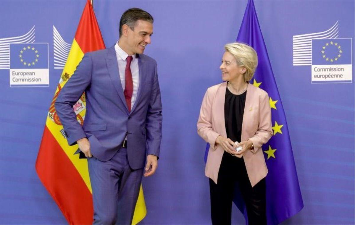 El presidente del Gobierno, Pedro Sánchez, junto a la presidenta de la Comisión Europea, Ursula Von der Leyen.