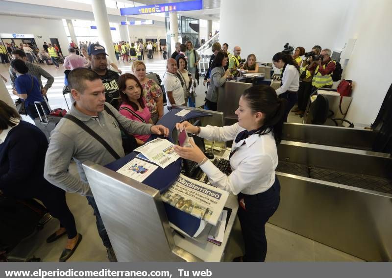 GALERÍA DE FOTOS -- Primer vuelo comercial en el aeropuerto de Castellón