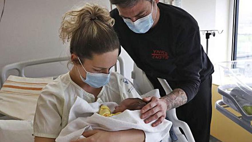  Aida Jorge Fernández y Abraham Jambrina, con la pequeña Lluna.   