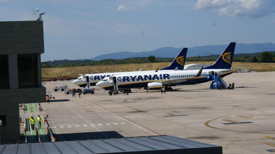 Dos avions de la principal companyia de baix cost a l&#039;aeroport de Girona, la irlandesa Ryanair.