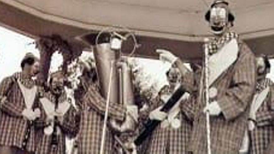 Enrique González Bethencourt, director y fundador de la Afilarmónica Ni Fú-Ni Fá, en el primer año de concurso, en 1961.