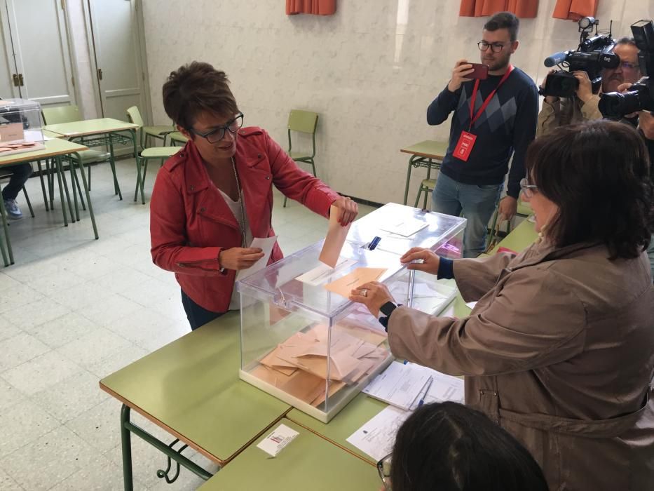 Elena Mañez acude a votar en Las Palmas de Gran Canaria.
