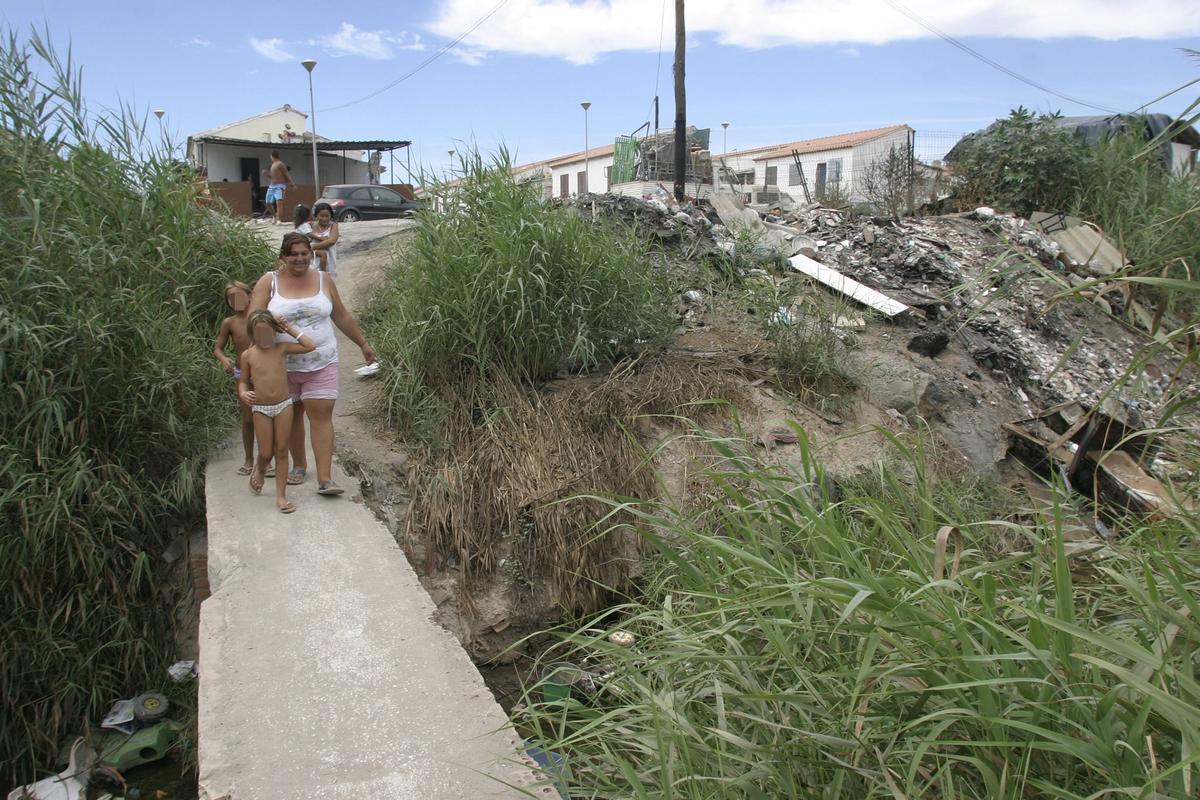 El arroyo de Pocapringue, a su paso por Los Asperones en 2004, antes de la mejora de la pasarela que lo cruza.