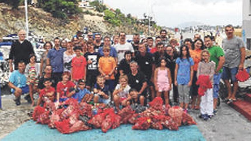 Un grupo de 40 voluntarios recoge 60 kg de basura en la costa de Benissa