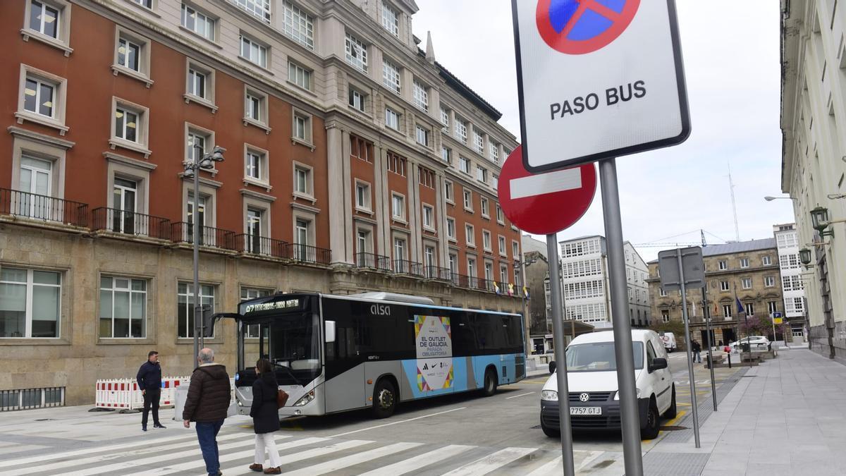 Desconcierto y prisas en el primer día sin buses en Entrejardines