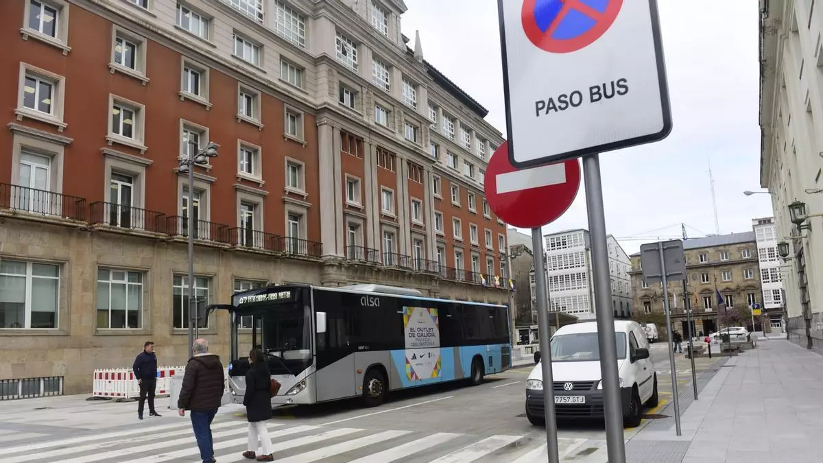 Desconcierto y prisas en el primer día sin buses en Entrejardines: "He venido corriendo que allí me dijeron que ya no paran"