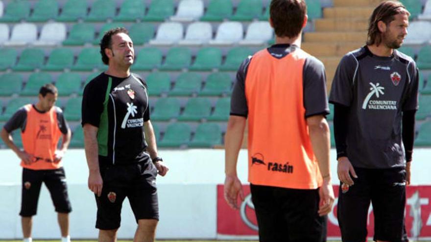 Bordalás dando instrucciones a sus jugadores durante el entrenamiento de ayer.