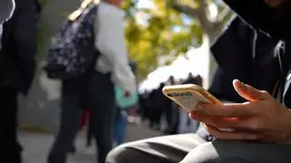 Tensión en los institutos de Alicante por el uso de los móviles en clase