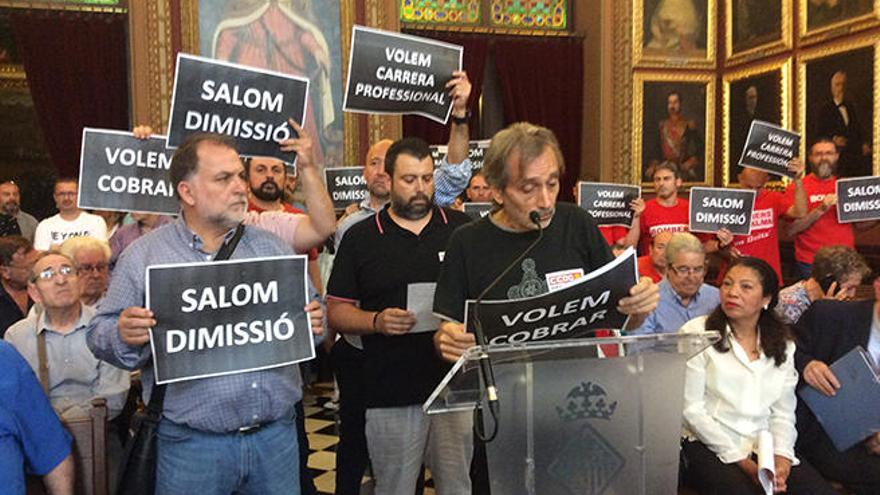 Funcionarios de Cort exigen en el pleno de Cort la dimisión de Maria Salom