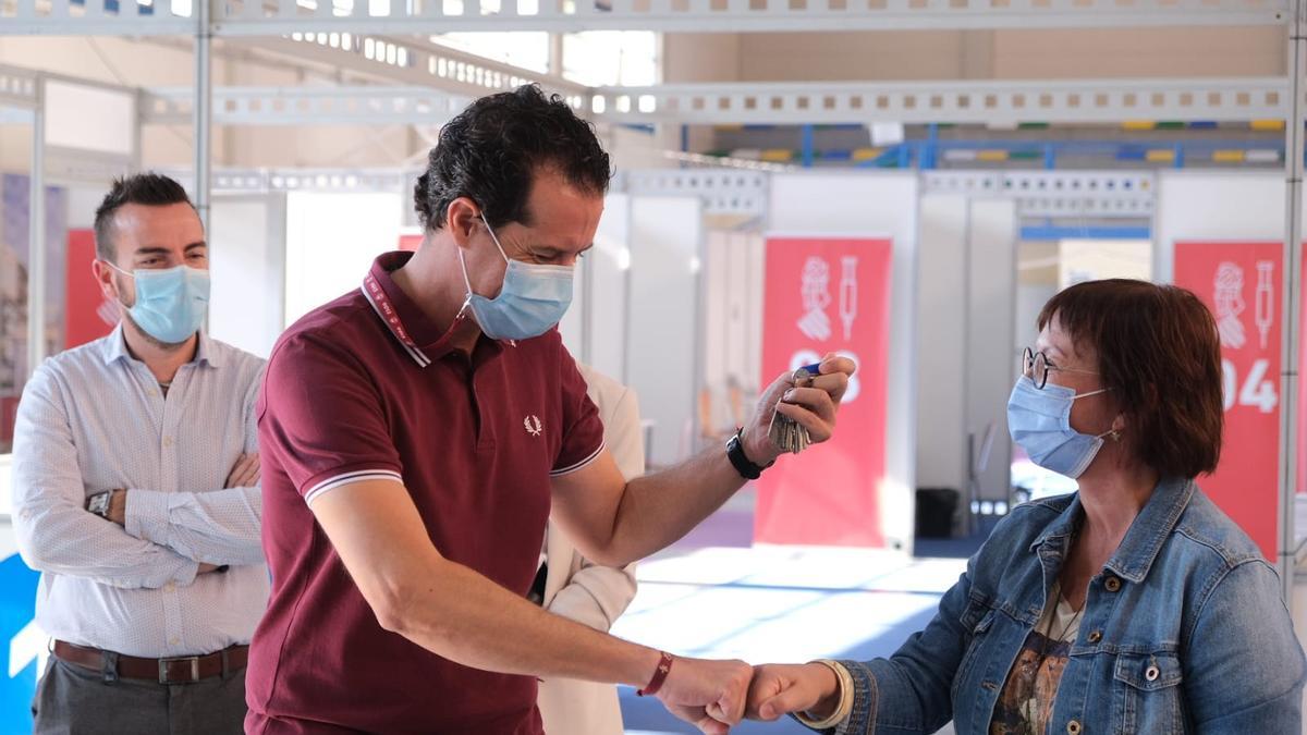 El alcalde Rubén Alfaro recibiendo las llaves del polideportivo de manos de la gerente del Departamento de Salud, Vicenta Tortosa.