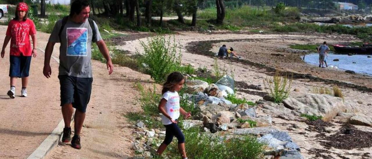 Un grupo de peregrinos en la Variante Espiritual, a su paso por Vilanova. // Iñaki Abella