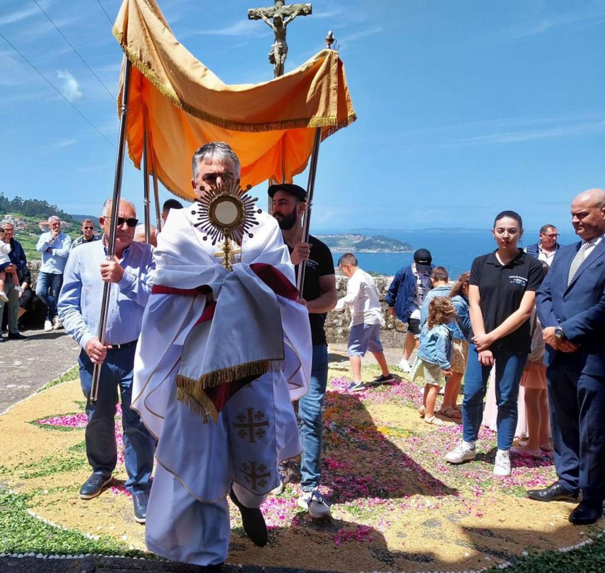 La teniente de alcalde Isabel Quintás y los concejales Ricardo Verde y Alberto Moital, recogiendo material vegetal en el monte para repartir desde el Concello para las alfombras del Corpus. | // C.G.