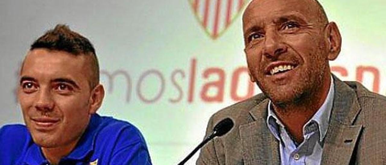 Iago Aspas, en una rueda de prensa en Sevilla con Monchi. |