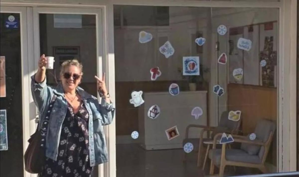 La mare de la menor davant l'escola després de conèixer la sentència