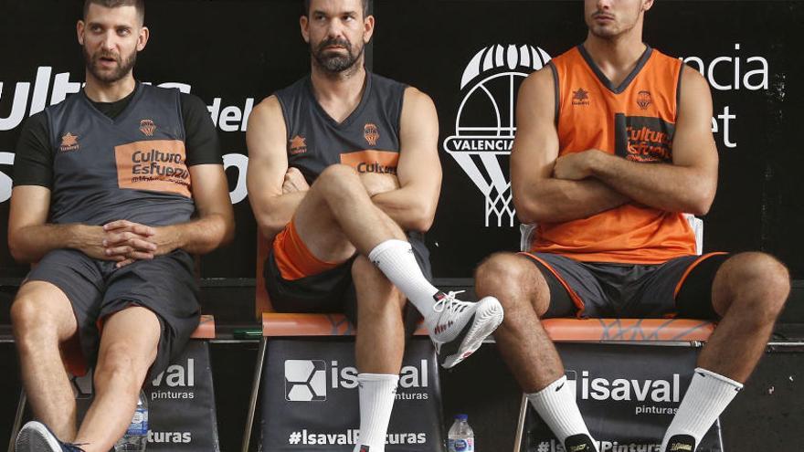 Antoine Diot, Rafa Martínez y Alberto Abalde han tenido que seguir las primeras sesiones de la pretemporada sentados en el banquillo.