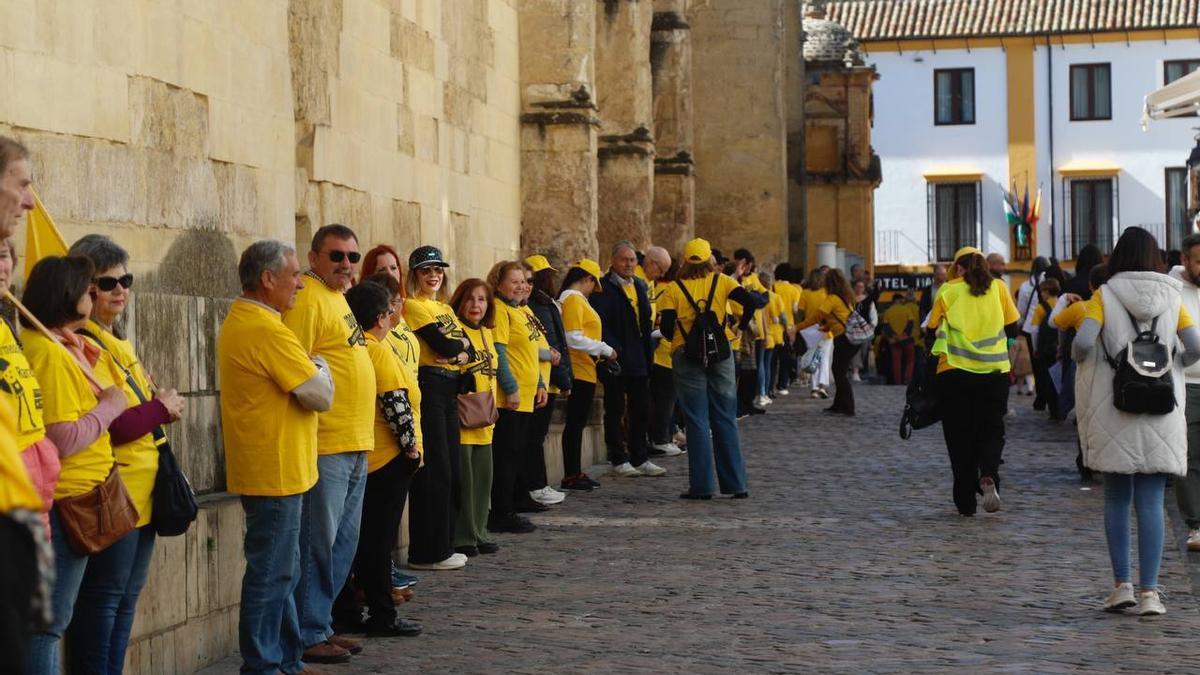 Un gran 'abrazo a la Mezquita' reivindica más atención para los afectados por enfermedades raras