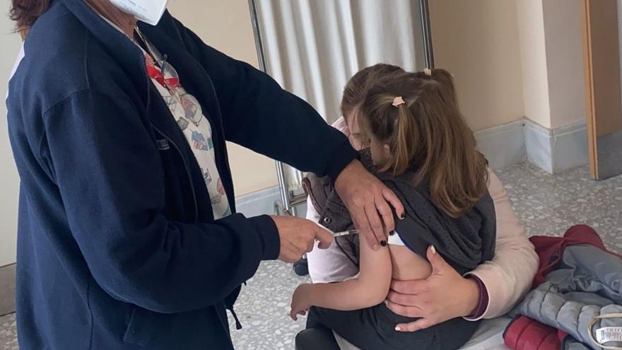 Una niña recibe una vacuna en su centro de salud, en Benicàssim.