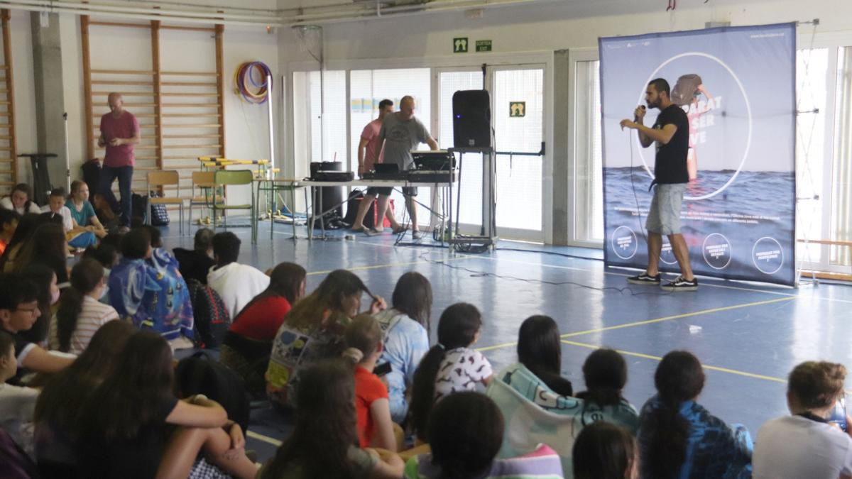 Els alumnes de l'institut s'Agullana de Blanes escolten el rap de l'artista MikVa