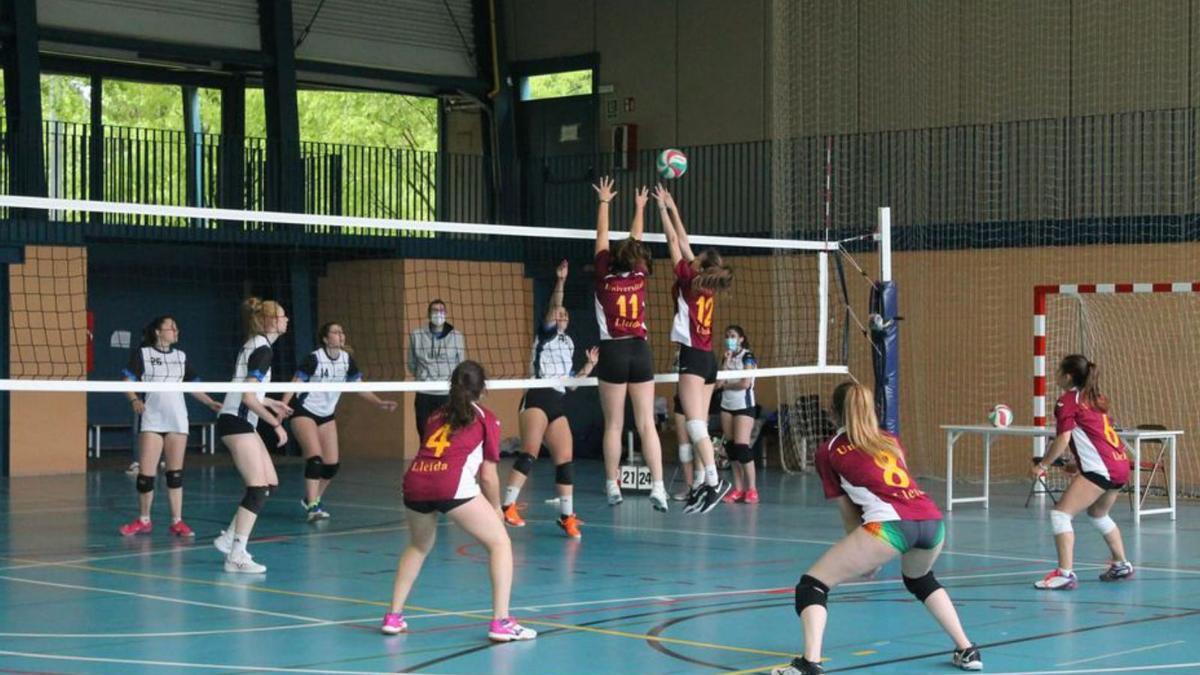 Un partit femení de voleibol dels Campionats Universitaris | AJ PUIGCERDÀ