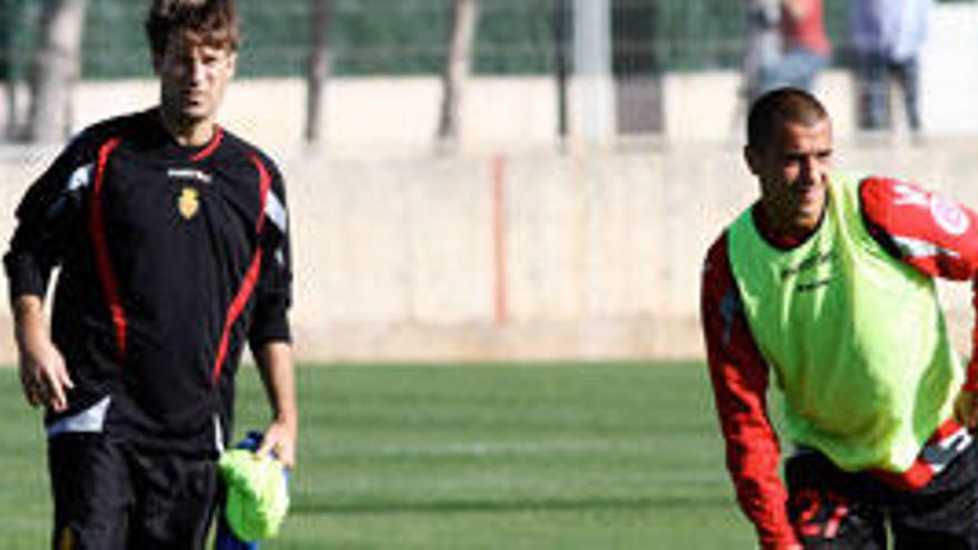 Michael Laudrup observa a Sergio Tejera y al resto de jugadores durante un entrenamiento en Son Bibiloni.