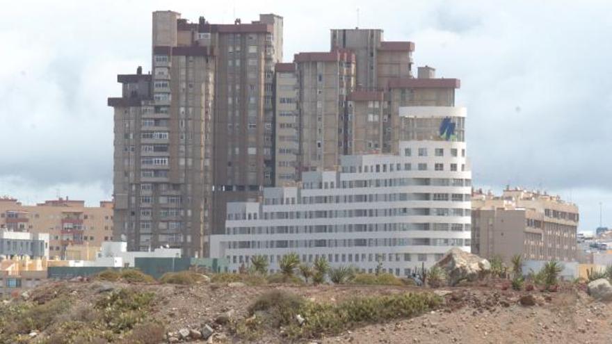 En primer término, edificio Urbis en la capital grancanaria. | lp / dlp